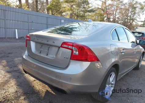 2015 Volvo S60 T5 Premier z USA, uszkodzony, nr VIN YV126MFK0F1348613